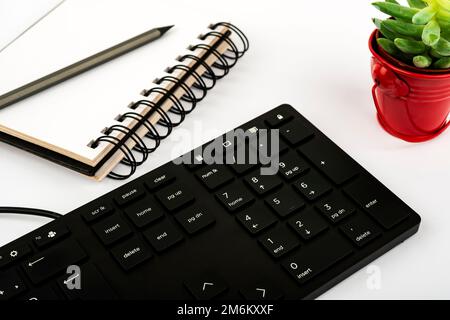 Tastiera e simbolo del computer.supporto informativo per la comunicazione.tastiera del computer portatile per la digitazione di nuove idee e lo sviluppo della pianificazione. Foto Stock