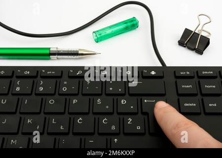 Tastiera e simbolo del computer.supporto informativo per la comunicazione.tastiera del computer portatile per la digitazione di nuove idee e lo sviluppo della pianificazione. Foto Stock