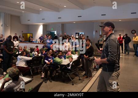 Il col. Andrew Campbell, comandante di 374th Airlift Wing, fornisce le osservazioni conclusive durante l'operazione Kids Understanding Deployment Operations presso la base aerea di Yokota, Giappone, 30 aprile 2022. Campbell ha ringraziato tutti per la loro partecipazione ed ha sperato che i bambini abbiano ottenuto una comprensione di un setting di spiegamento. Foto Stock