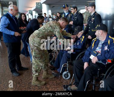 BASE CONGIUNTA ELMENDORF-RICHARDSON, Alaska -- Alaska Army National Guard col. Matthew Schell, consigliere strategico della Guardia Nazionale dell'Alaska, presenta premi il 30 aprile 2022, per onorare i veterani di volo all'aeroporto internazionale di Anchorage di Ted Stevens. La missione della Honor Flight Network è quella di far volare veterani a Washington D.C. per visitare i monumenti commemorativi e i monumenti dedicati al loro servizio. (Alaska Air National Guard foto di Major Chelsea Aspelund) Foto Stock