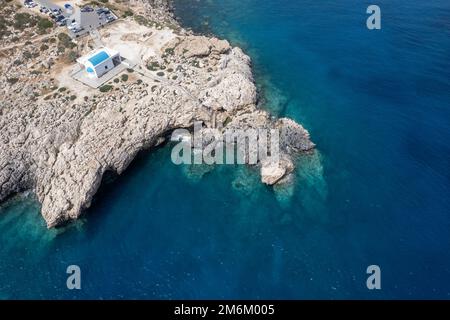 Foto aerea del drone della penisola di Capo Greko con la chiesa di Agyoi Anargyroi sulle rocce. Foto Stock