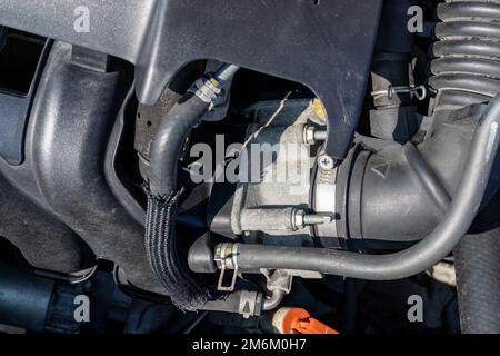 Corpo farfallato installato della vettura nel vano motore Foto Stock