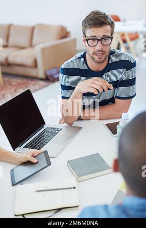 Giovani professionisti moderni. un gruppo di giovani designer al lavoro in ufficio. Foto Stock