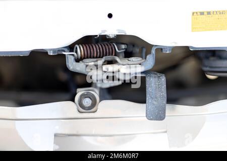 Meccanismo di apertura del cofano o sistema di blocco del cofano di un'auto Foto Stock