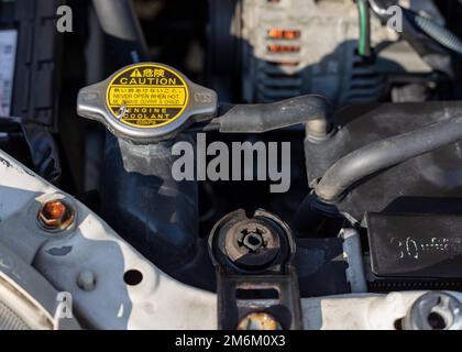 Tappo del radiatore con etichetta di avvertenza di un veicolo Foto Stock