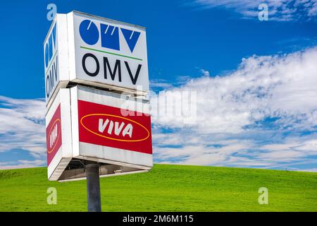 Cartello di pubblicità della stazione di gas OMV Foto Stock