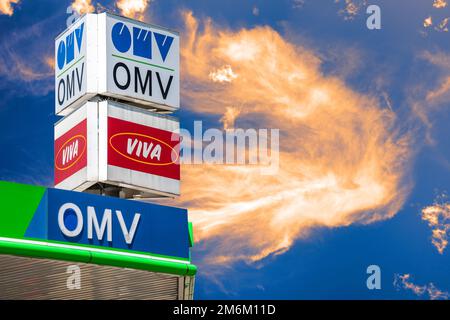 Cartello di pubblicità della stazione di gas OMV Foto Stock