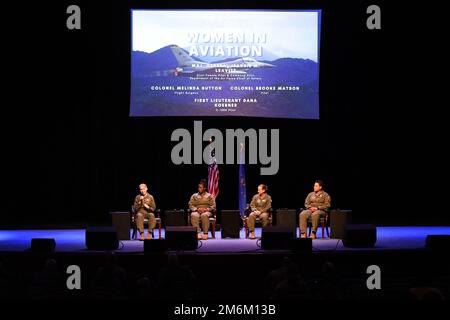 Jeannie Leavitt, Dipartimento del Capo di sicurezza dell'aeronautica, (a sinistra) parla della sua esperienza come donna nel settore dell'aviazione al Cramton Auditorium, Washington D.C., 30 aprile 2022. Dopo aver parlato del motivo per cui hanno aderito ai campi di carriera legati all'aviazione, i membri del panel hanno risposto alle domande del pubblico sugli ostacoli che hanno dovuto superare come donne nel settore dell'aviazione. Foto Stock