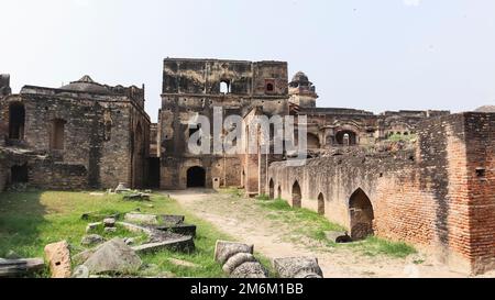 Vista delle mura interne in rovina e del forte, Ater Fort, Bhind, Madhya Pradesh, India. Foto Stock