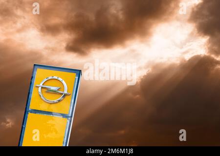 Cartello pubblicitario della società Opel Foto Stock