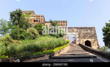 Vista del Forte di Barua Sagar, costruito da Orchha King Udit Singh intorno al 1694A.D sulle rive del Lago di Barua Sagar, Jhansi, Utttar Pradesh, India. Foto Stock