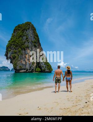 Railay spiaggia Krabi Thailandia, spiaggia tropicale di Railay Krabi, coppia uomini e donne sulla spiaggia, vista panoramica di Railay idilliaco Foto Stock