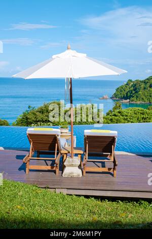 Sedie a sdraio sulla spiaggia di Koh Lanta, sedie a sdraio con ombrellone a bordo piscina Foto Stock