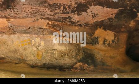 Pittura preistorica di roccia che mostra il cavallo di galopping e un elefante, la protezione di roccia di Bhimbetka, luogo dell'eredità di mondo, Raisen, Madhya Pradesh, India. Foto Stock