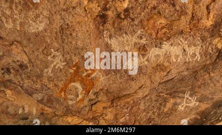 Dipinti di animali e uomo a cavallo a Bhimbetka Rock Shelters, Raisen, Madhya Pradesh, India. Foto Stock