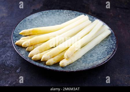 Asparagi bianchi al vapore di stile moderno serviti da primo piano su un piatto di design nordico Foto Stock