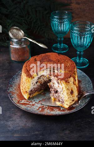 Panettone tradizionale italiano ripieno con budino di ricotta Foto Stock