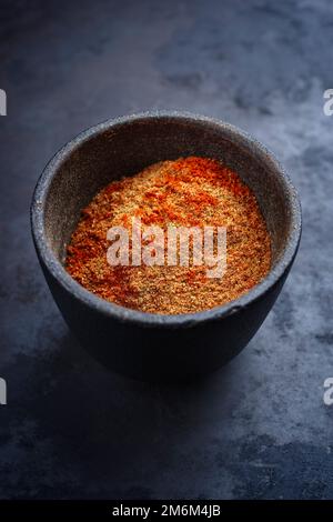 Tradizionale e raffinato rub macinato per grigliate di manzo e maiale offerto come primo piano in un recipiente rustico con spazio copia Foto Stock