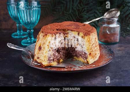 Panettone tradizionale italiano ripieno con budino di ricotta Foto Stock