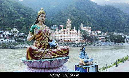 Statue della dea Lakshmi e del Signore Shiva sul Ghat pubblico Tapovan, Rishikesh, Uttarakhand, India. Foto Stock