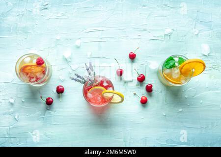 Cocktail estivi o mocktail, bevande fredde con agrumi e lavanda Foto Stock