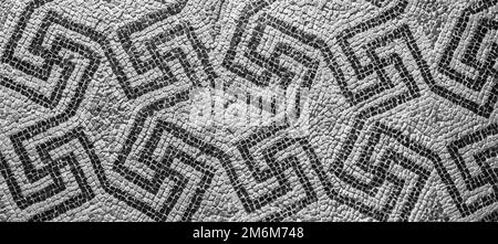 Simbolo della swastika nell'antica decorazione a mosaico celtico. Design per uno sfondo vecchio stile. Foto Stock