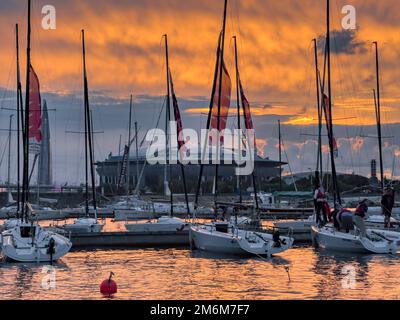 Russia, St. Petersburg, 12 luglio 2022: Lo yacht club con moli e barche a vela sullo sfondo della superstrada e il Foto Stock