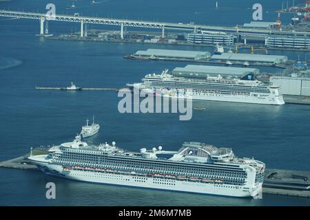 Nave da crociera di lusso ormeggiata nel porto di Yokohama Foto Stock