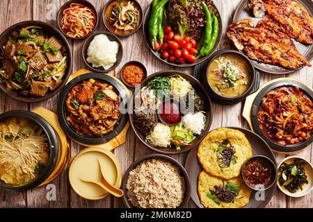 Cibo tradizionale coreano, stufato, bibimbap, alcol tradizionale Foto Stock