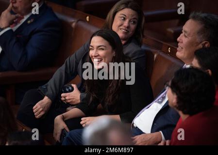 Il rappresentante degli Stati Uniti Alexandria Ocasio-Cortez (democratico di New York) gode di una risata durante gli Stati Uniti Sesto voto a favore del Presidente del Parlamento, mercoledì 4 gennaio 2023. Foto di Cliff Owen/CNP/ABACAPRESS.COM Foto Stock