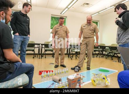 DAHLGREN, Virginia William Galinis guarda come Naval Surface Warfare Center Dahlgren Division Commanding Officer Capt. Philip “Phil” Mlynarski ferma il robot imprevisto della Bridging Communities Governor’s School. Galinis e Mlynarski hanno incontrato gli studenti prima dell'inizio del concorso all'Innovation Challenge @Dahlgren. (STATI UNITI Navy foto/rilasciato) Foto Stock