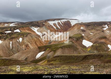 Splendido paesaggio islandese. Parco nazionale di Landmannalaugar. Montagne multicolore dalla riolite minerale. Foto Stock