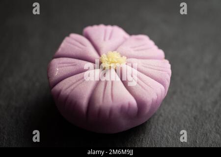 Dolci tradizionali giapponesi Nerikiri a base di pasta di fagioli Foto Stock