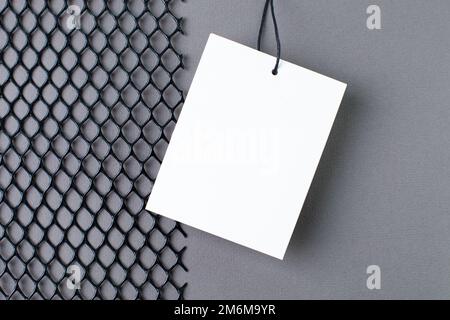 Tag vuoto legato con stringa. Tag prezzo, tag regalo, tag vendita, etichetta indirizzo su sfondo grigio Design della tecnologia moderna Foto Stock