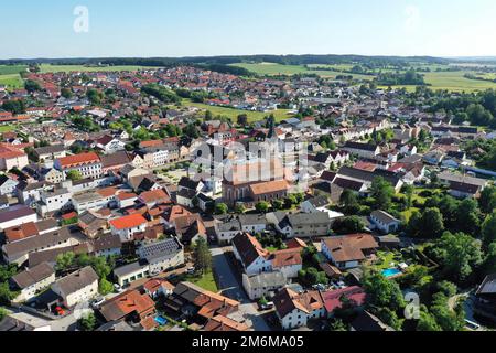 Vista aerea di Frontenhausen, un mercato nel quartiere bavarese inferiore di Dingolfing-Landau Foto Stock