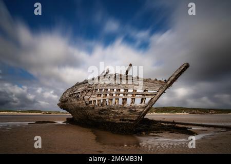 Vista del naufragio della Cara Na Mara sulla spiaggia di Mageraclogher in Irlanda Foto Stock