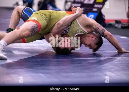 Soldato-atleti assegnati alla squadra di wrestling Greco-Romana degli uomini, Stati Uniti Army World Class Athlete Program, partecipa alle semifinali del 2022 US Marine Corps Open, Las Vegas, Nevada, dal 30 aprile al 1 maggio 2022. In totale, otto atleti qualificati per le finali, che si batteranno domenica 1 maggio. Foto Stock