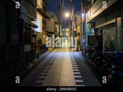 Strada tranquilla nel quartiere residenziale di Kyoto di notte Foto Stock