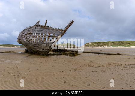 Vista del naufragio della Cara Na Mara sulla spiaggia di Mageraclogher in Irlanda Foto Stock