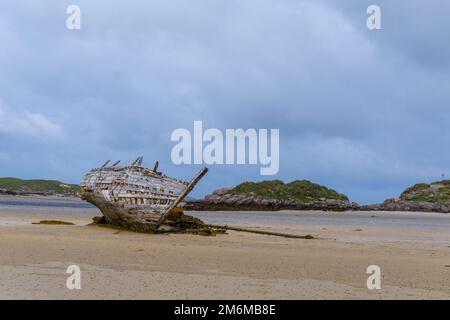 Vista del naufragio della Cara Na Mara sulla spiaggia di Mageraclogher in Irlanda Foto Stock