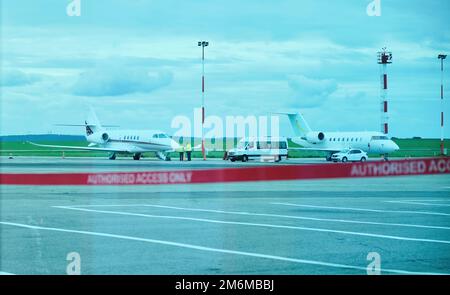 Due lussuosi parcheggi privati per aerei d'aviazione presso l'aeroporto di manutenzione aeromobili Foto Stock