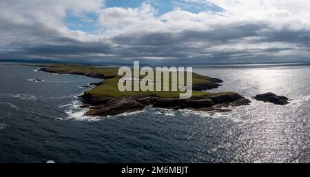 Panorama del drone di San John's Point e il faro di Donegal Bay, nel nord-ovest dell'Irlanda Foto Stock