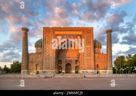 Sher-Dor Madrasah, Registan, Samarcanda, Uzbekistan Foto Stock