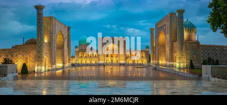 Vista panoramica di Piazza Registan, Samarcanda, Uzbekistan con tre madrasa: Ulugh Beg, Tilya Kori e Sher-Dor Madrasah. Foto Stock