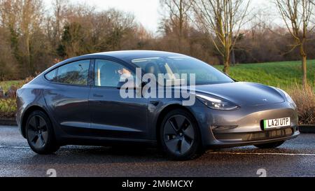 Auto elettrica AWD a lungo raggio Tesla modello 3 grigia 2021 Foto Stock