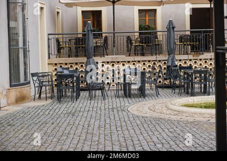 Street Restaurant Terrazza di bistro con sedie e tavoli vuoti Foto Stock