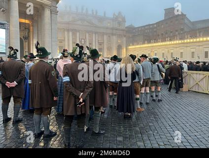 Vaticano. 05th Jan, 2023. Vaticano. 05th Jan, 2023. I riflemen di montagna bavaresi si trovano a St. Piazza Pietro in attesa dell'inizio della Messa funeraria pubblica. La Messa di Requiem per il compianto Papa Emerito Benedetto XVI si svolge a San Piazza Pietro, presso il Papa Emerito Benedetto XVI, morì il 31 dicembre 2022 in Vaticano all'età di 95 anni. Credit: Manuel Schwarz/dpa Credit: dpa picture Alliance/Alamy Live News/dpa/Alamy Live News Credit: dpa picture Alliance/Alamy Live News Foto Stock