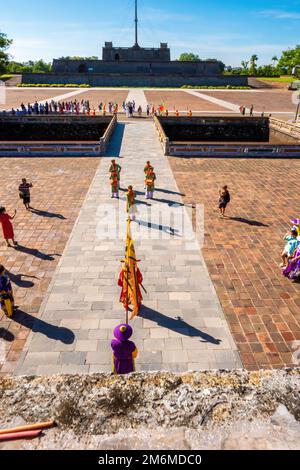 Città di Hue, Vietnam - 14 ago 2022: Turisti e attività tradizionali nella cittadella di Hue in Vietnam. Fossato del Palazzo Imperiale, complesso del Palazzo Imperatore, Hue Foto Stock
