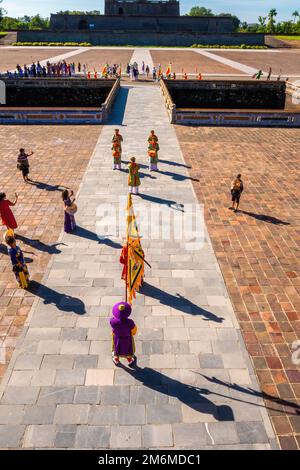 Città di Hue, Vietnam - 14 ago 2022: Turisti e attività tradizionali nella cittadella di Hue in Vietnam. Fossato del Palazzo Imperiale, complesso del Palazzo Imperatore, Hue Foto Stock
