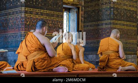 Tempio di Wat Pho a Bangkok Thailandia, il tempio del buddha sdraiato a Bangkok, i monaci buddisti in tempio Foto Stock